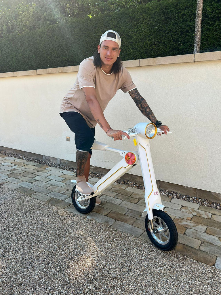 Cruzaa E-Scooter PRO Racing White – with Built-in Speakers & Bluetooth - JJ Adams Bikes